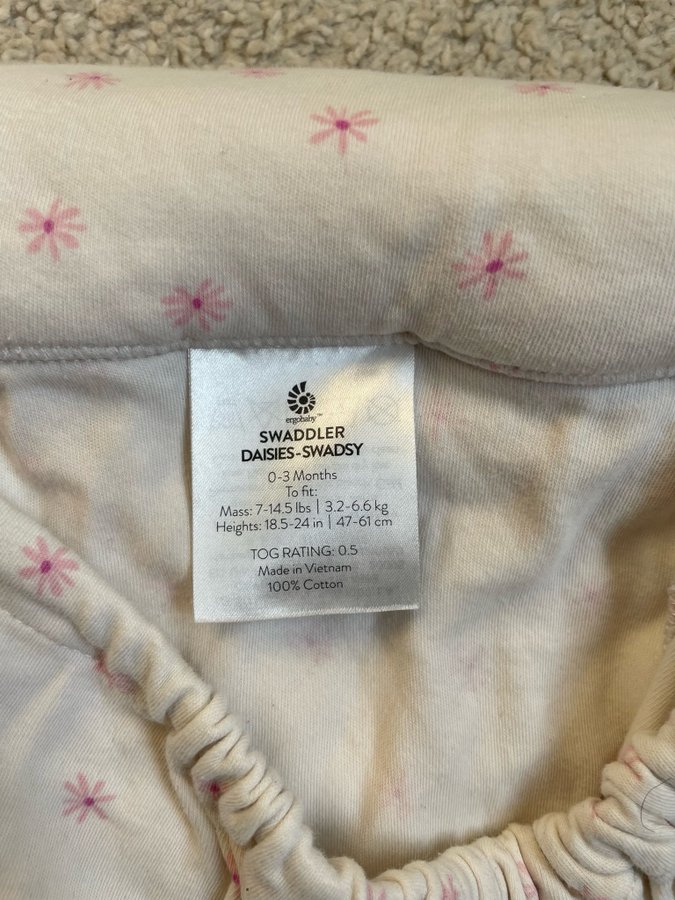 Ergobaby vit swaddler med rosa blommor, storlek 0-3 MONTHS