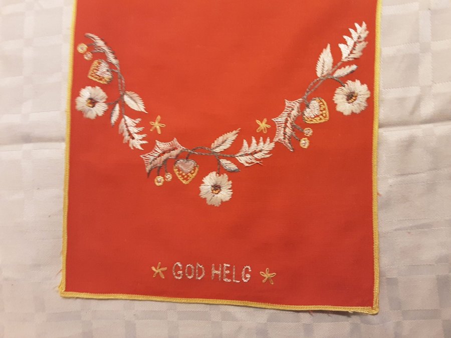 Broderad duk med texten "God helg". Mycket fint skick. Vintage.