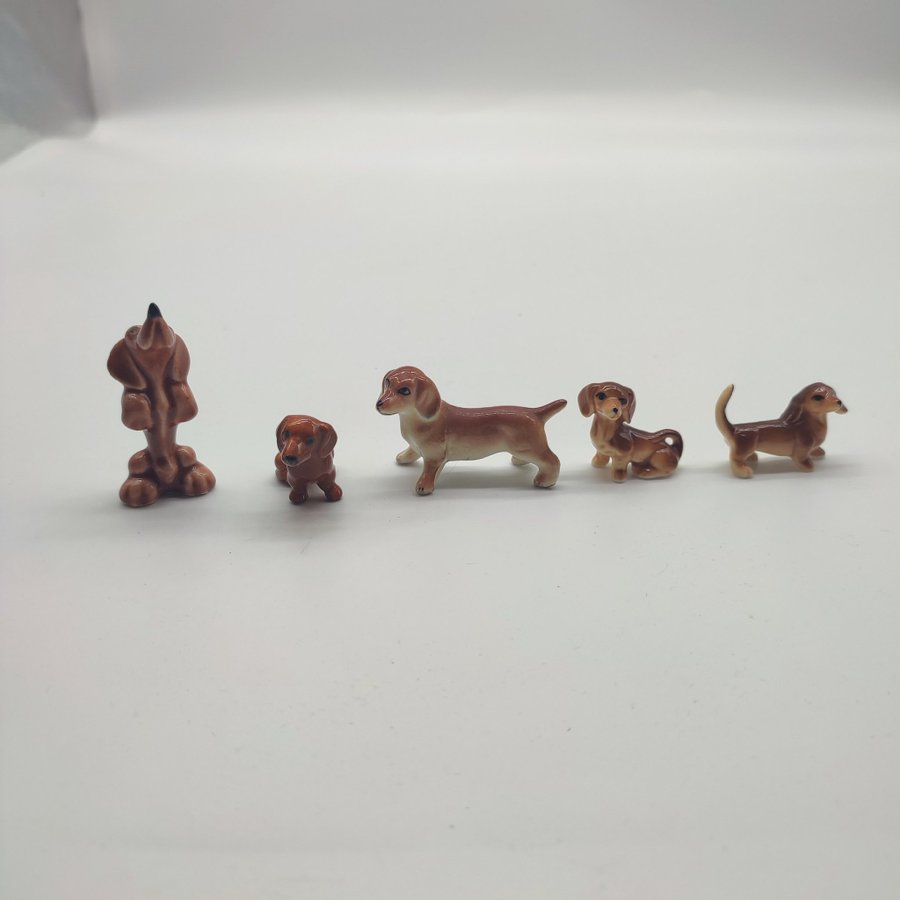 5 st. små Dachshund / Taxar figurer i keramik