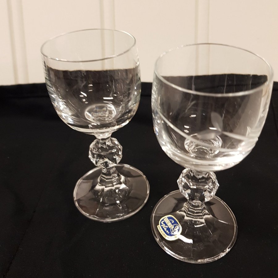 Likörglas på fot2 stBohemia glasTjeckoslovakienEtt med dekorH11 cm45 i Ø