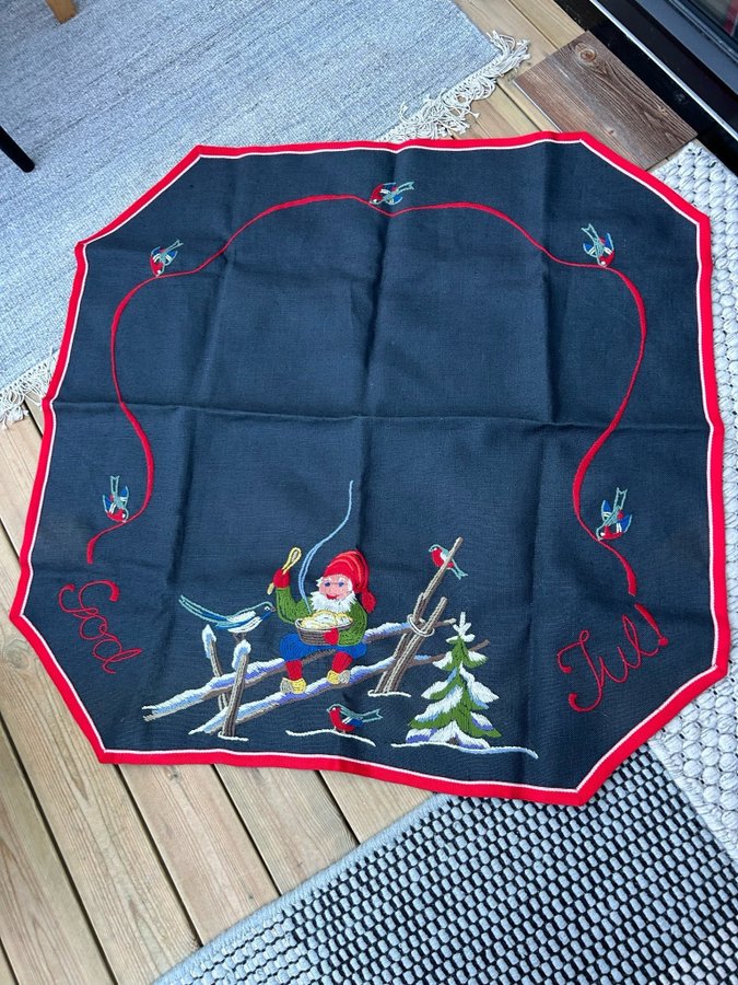 Handbroderad julgrsnsmatta