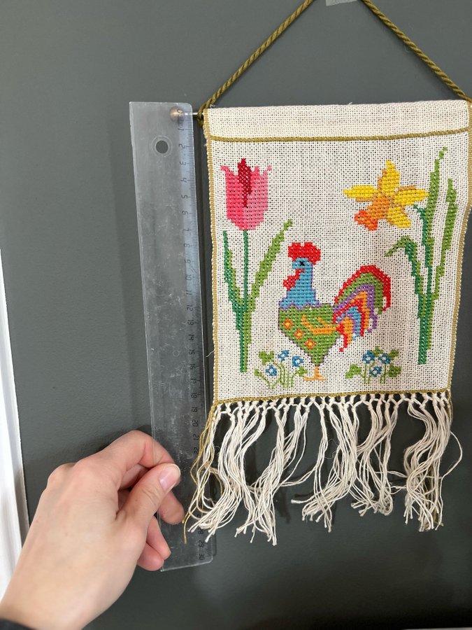 Fin äldre broderad påskvepa, påsklilja tulipan