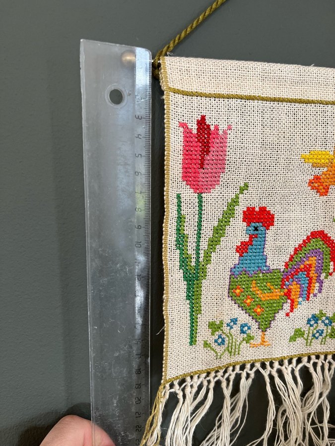 Fin äldre broderad påskvepa, påsklilja tulipan