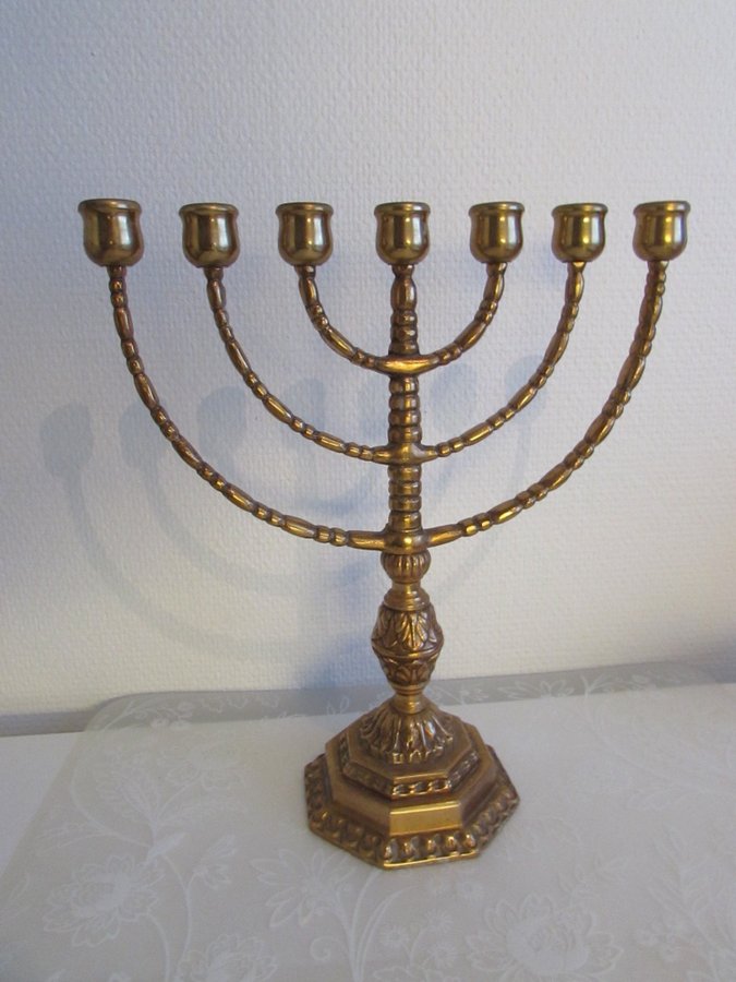 Menorah i malm H 31 cm Menora 7-armad ljusstake