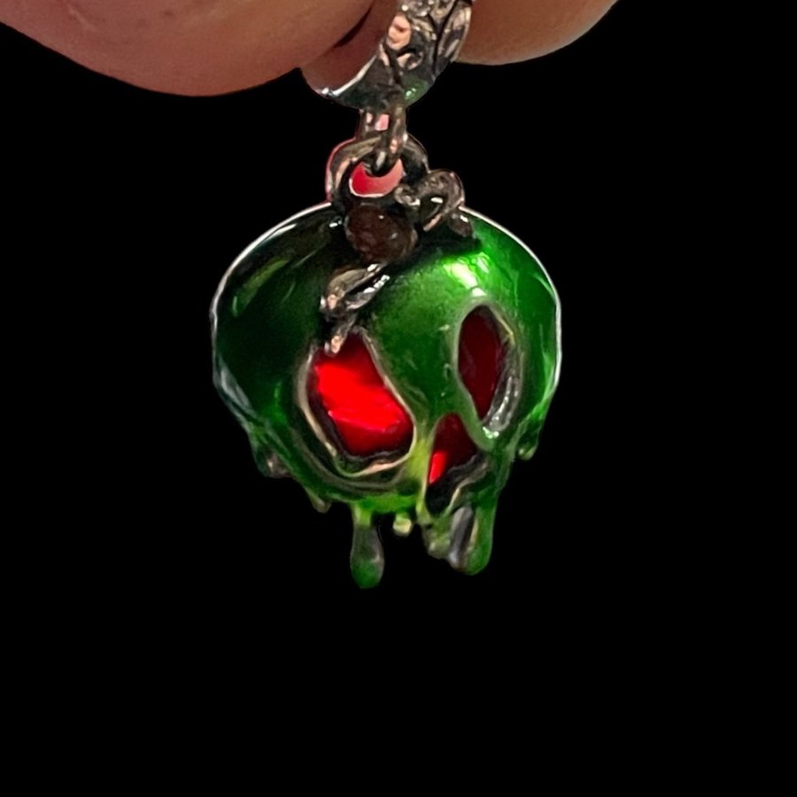 Charm - Evil Queen's Poison Apple! Helt nytt!