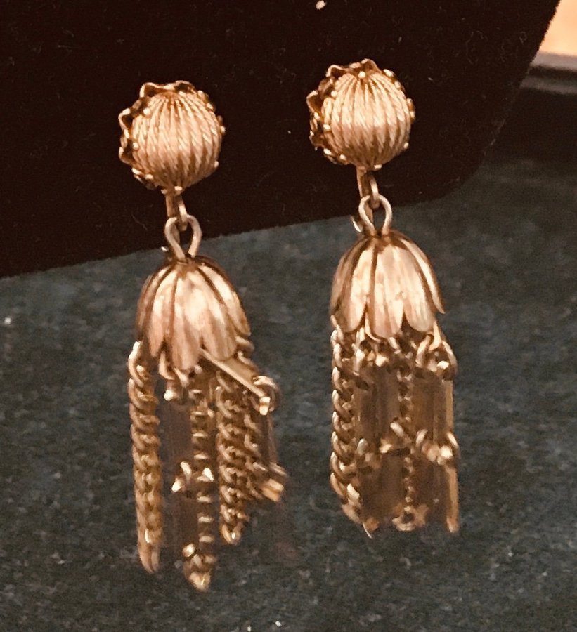 Par häftiga örhängen av märket ”Coro”, 1900-tal, CORO earrings