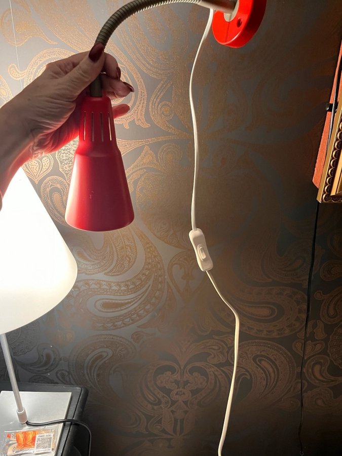 IKEA vintage lampa design Marianne röd Knut Högberg röd med glödlampa limegrön