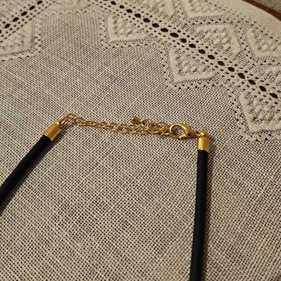 Halsband med guldfärgad kvadrat