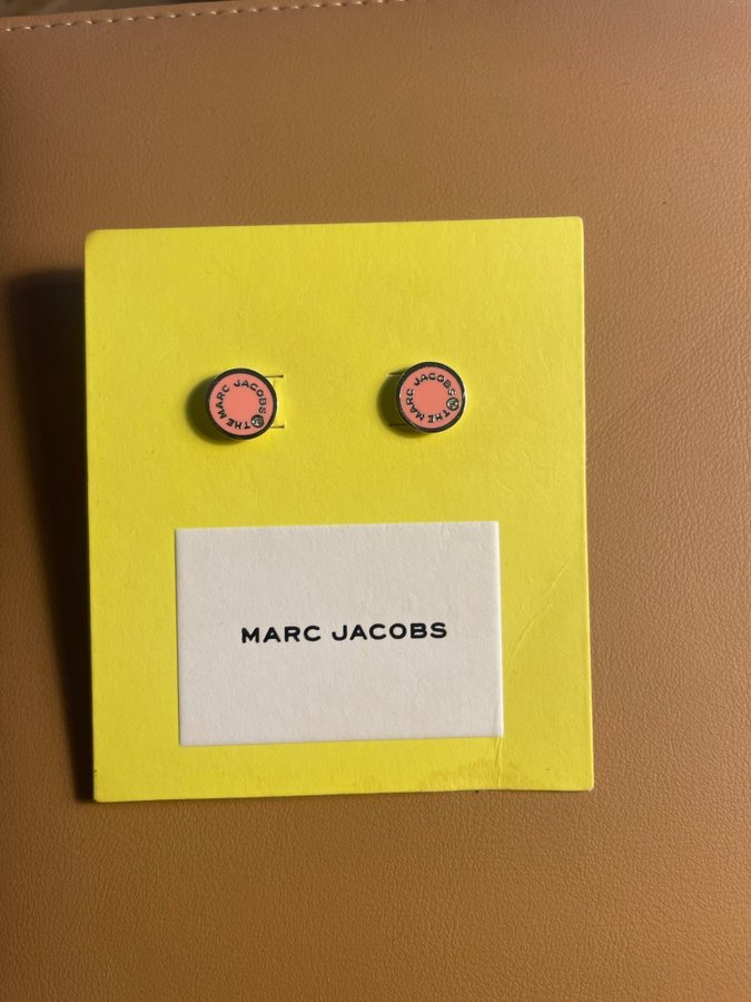 Marc Jacobs örhängen rosa