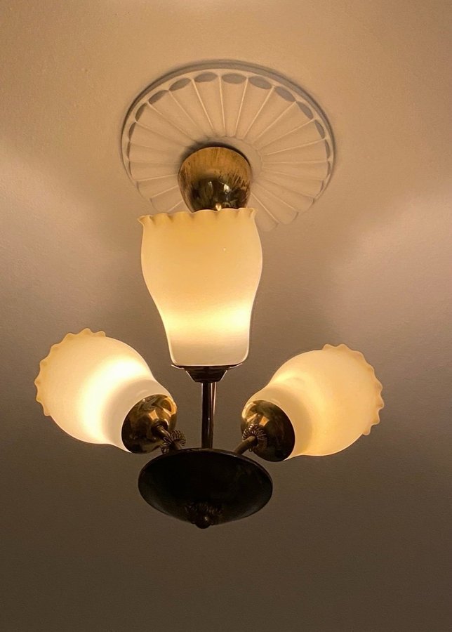 Lampa Itsu Finland mid-century pendant chandelier brass opaline glass taklampa