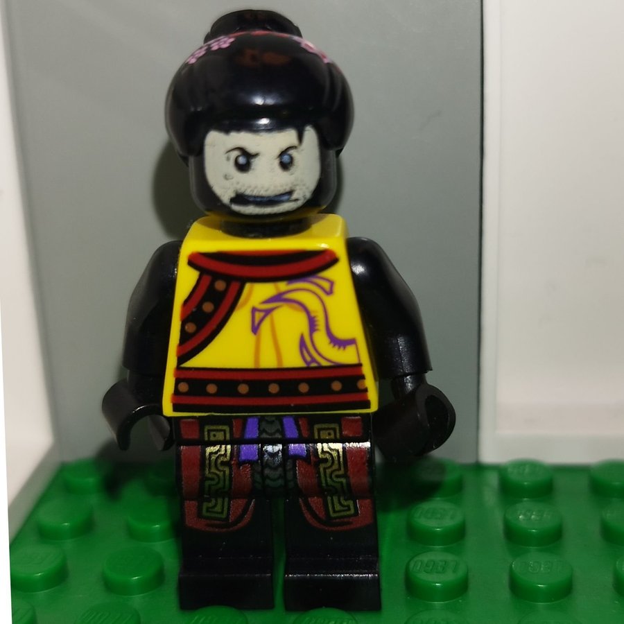 LEGO Minifigur - Kvinna med gul tröja!