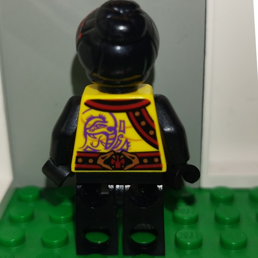 LEGO Minifigur - Kvinna med gul tröja!