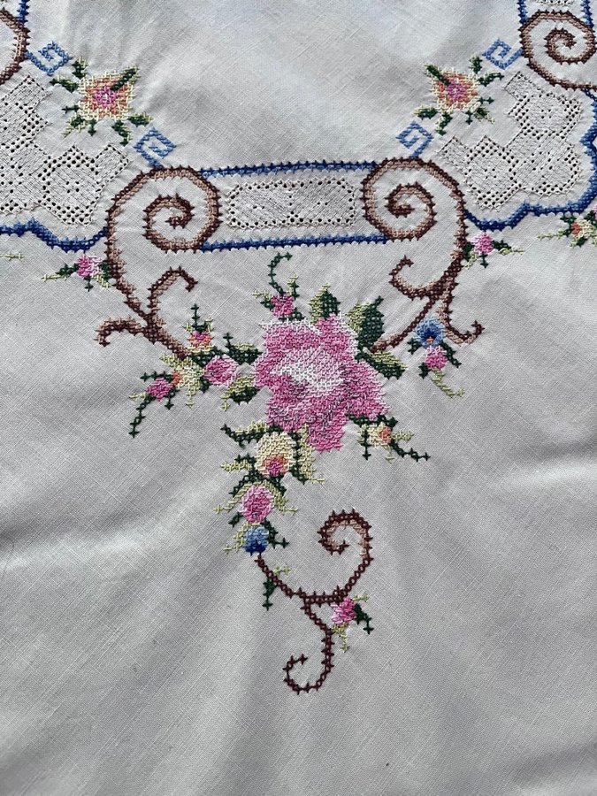 Ljuvlig handbroderad duk, ca 79x76cm, i mycket gott skick!