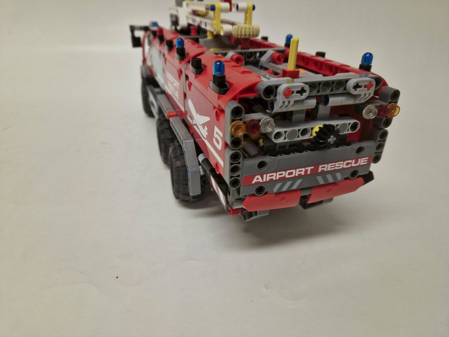 Lego Technic Flygplatsbrandbil 42068