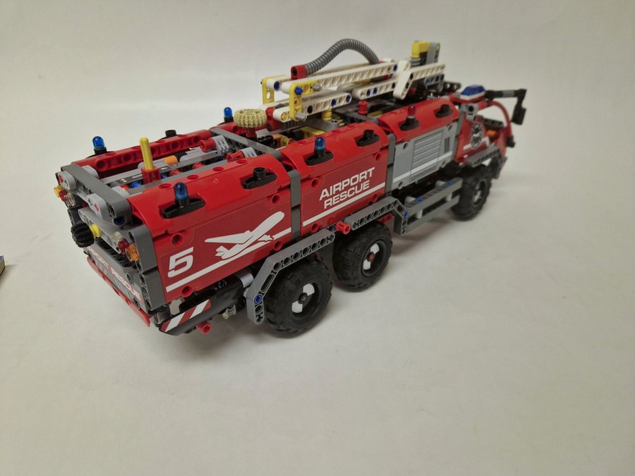 Lego Technic Flygplatsbrandbil 42068