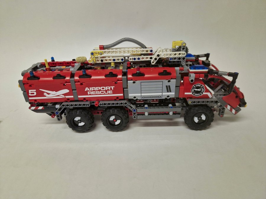 Lego Technic Flygplatsbrandbil 42068