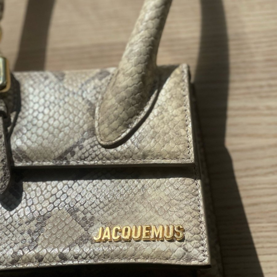 JACQUEMUS The medium Chiquito with buckle