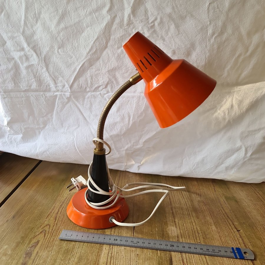 Svensktillverkad skrivbordslampa i orange retro 1960-70 tal