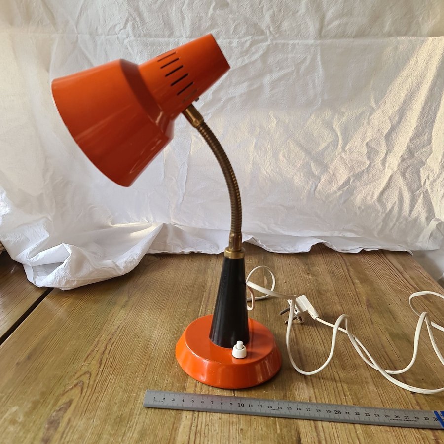 Svensktillverkad skrivbordslampa i orange retro 1960-70 tal