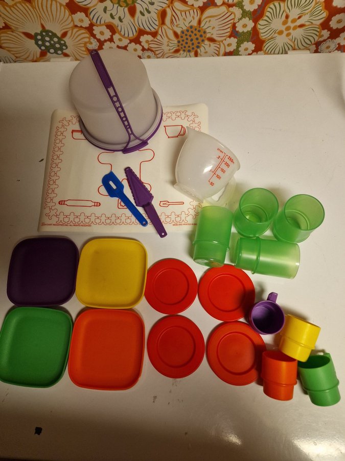 Tupperware 21 delar barnservis Mini, tårtbox, mm