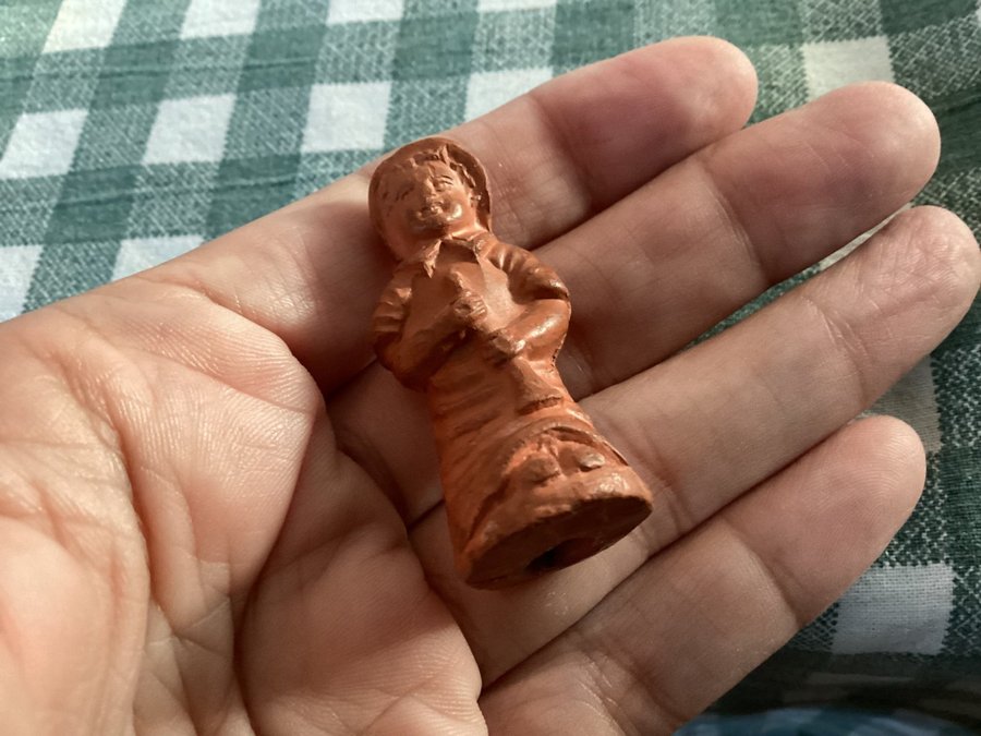 Antik viktoriansk mini lerfigur, pojke med flöjt