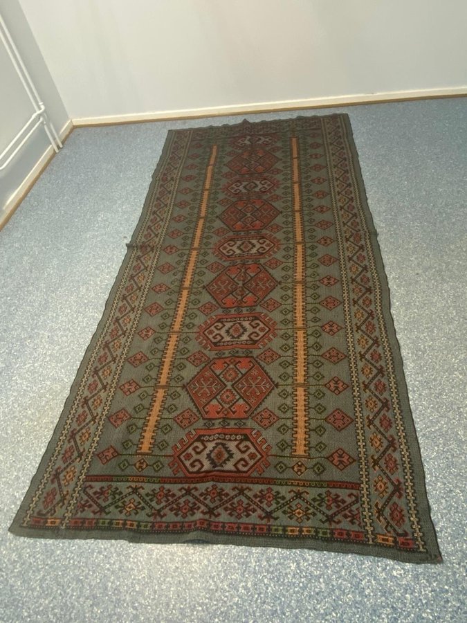 Vacker handvävd matta/ överkast - mått: ca.126x260 cm- Vintage