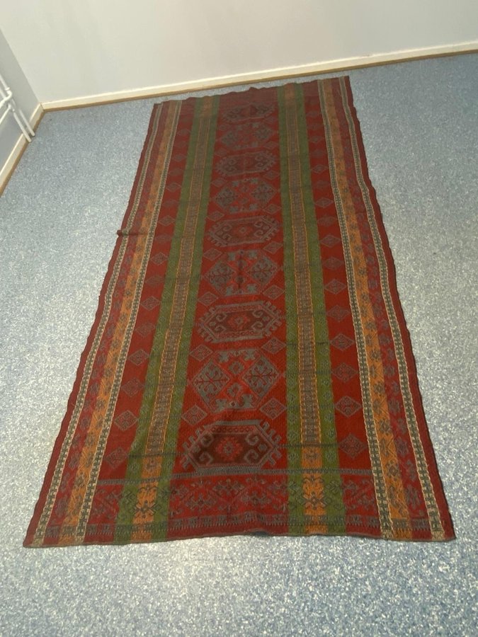 Vacker handvävd matta/ överkast - mått: ca.126x260 cm- Vintage