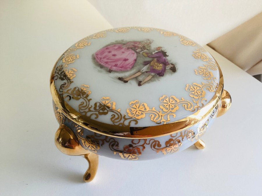 Franska Limoges AREOR Paris smyckeskrin , 1940, guldmålad,Fragonard scen