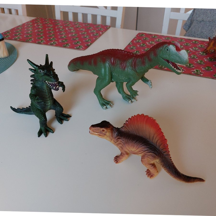 Stor samling dinosaurier och drakar