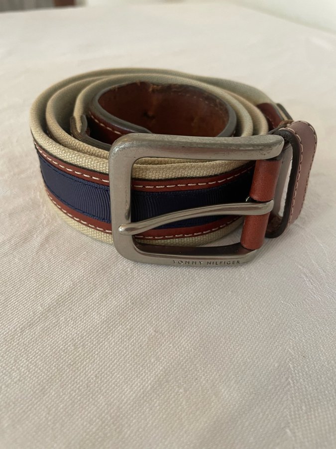 Bälte / skärp från Tommy Hilfiger (strl 34/85cm)