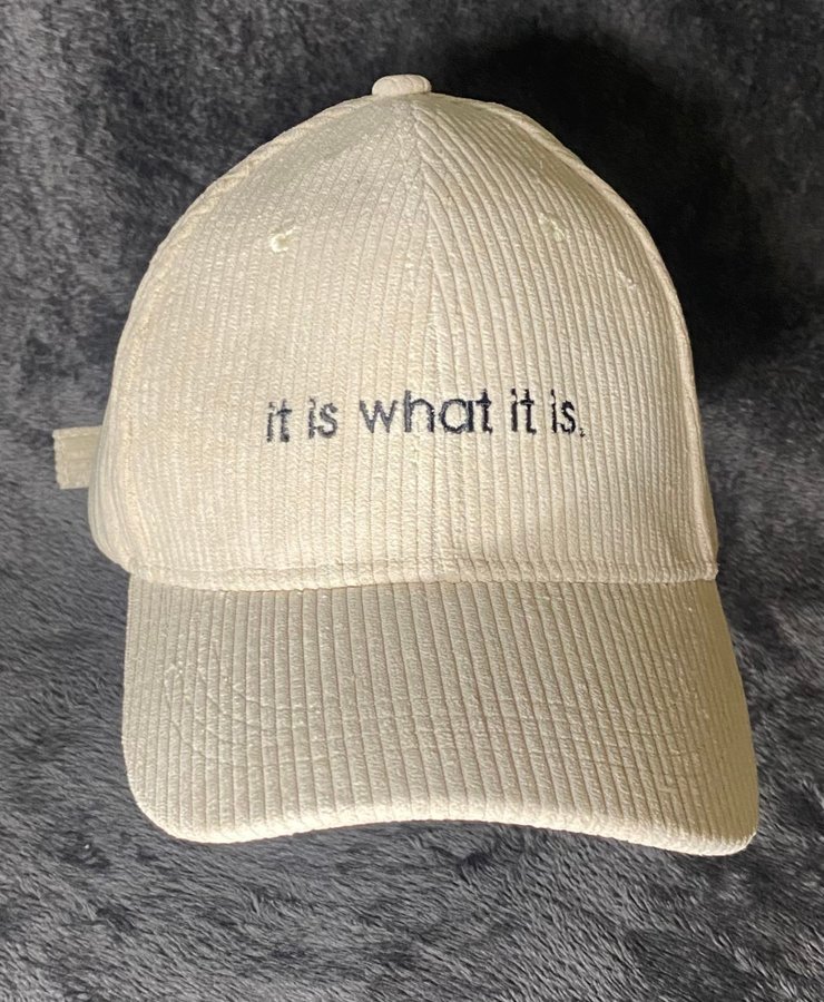 Beige keps ”it is what it is"