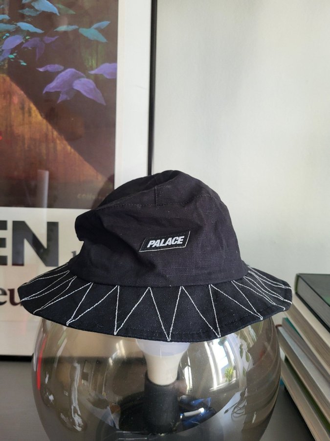 PALACE BUCKET HAT