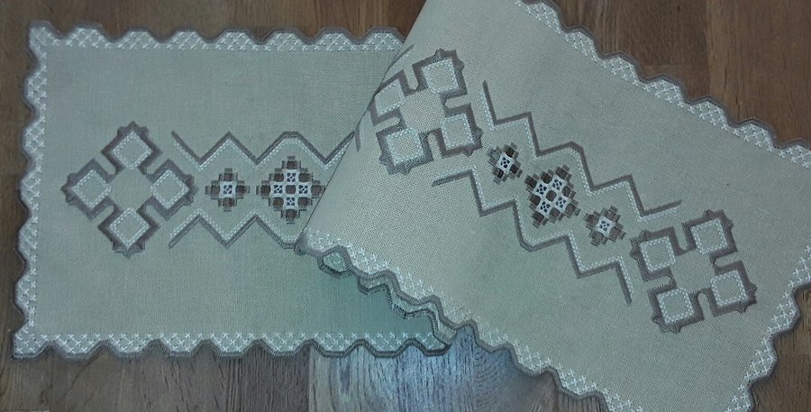 FIN handbroderad äldre ljusbeige Hardanger LÖPARE välbroderad NYSKICK80x23 cm