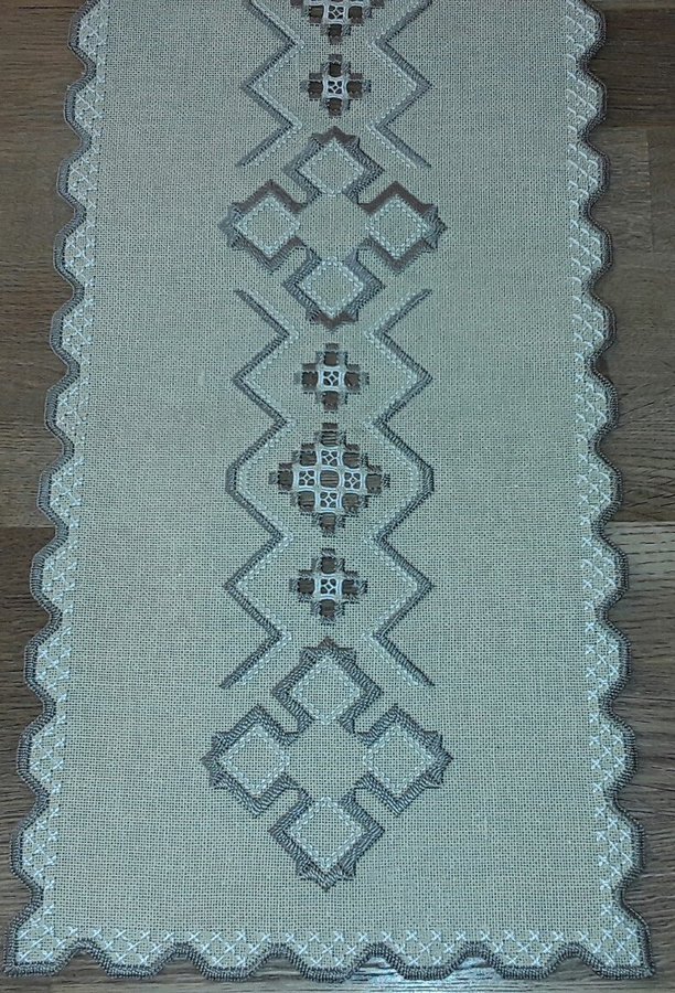 FIN handbroderad äldre ljusbeige Hardanger LÖPARE välbroderad NYSKICK80x23 cm