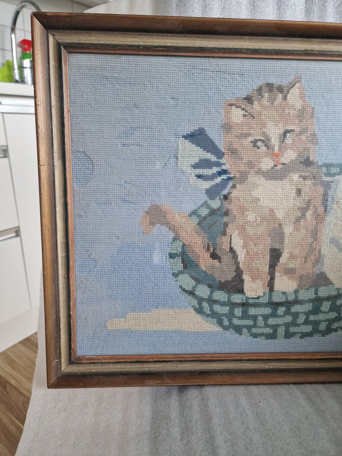 Broderi med två katter i en korg