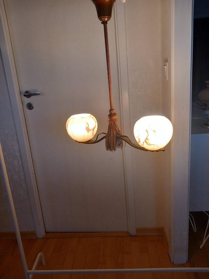 Taklampa med två lampskärmar