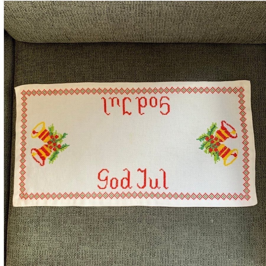 Broderad julduk med texten "God Jul"