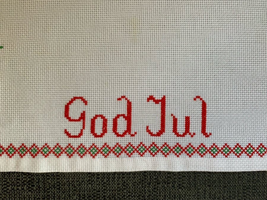 Broderad julduk med texten "God Jul"