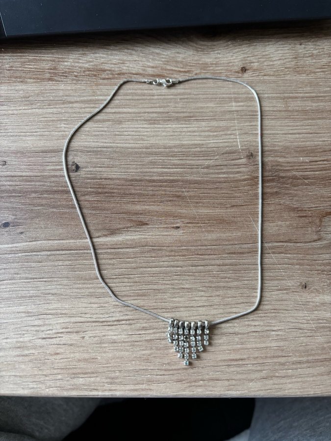 Fint silverhalsband med små stenar, 1 saknas dock. se bild 3