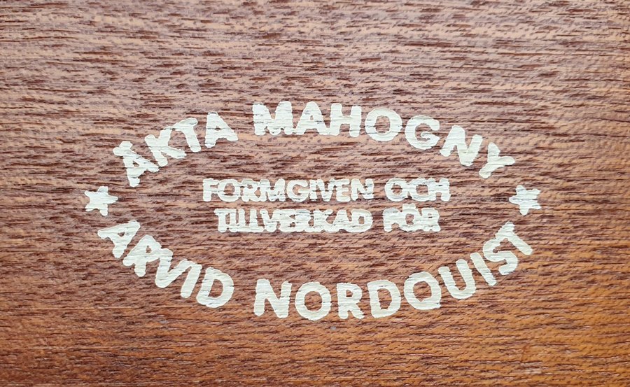 Svenskt snapsglasställ i mahogny, tillverkat för Arvid Nordqvist