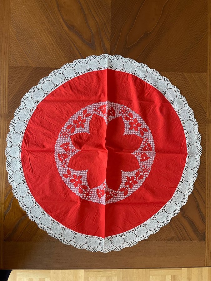 Julduk med spets 69 cm diameter, handbroderad duk till jul korsstygn