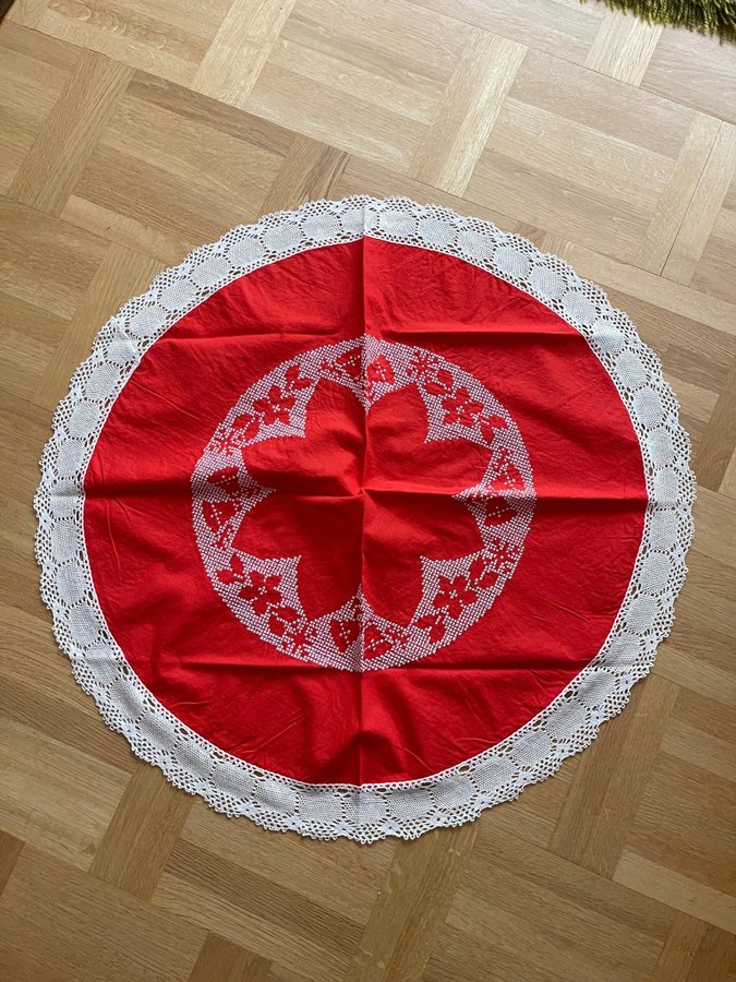 Julduk med spets 69 cm diameter, handbroderad duk till jul korsstygn