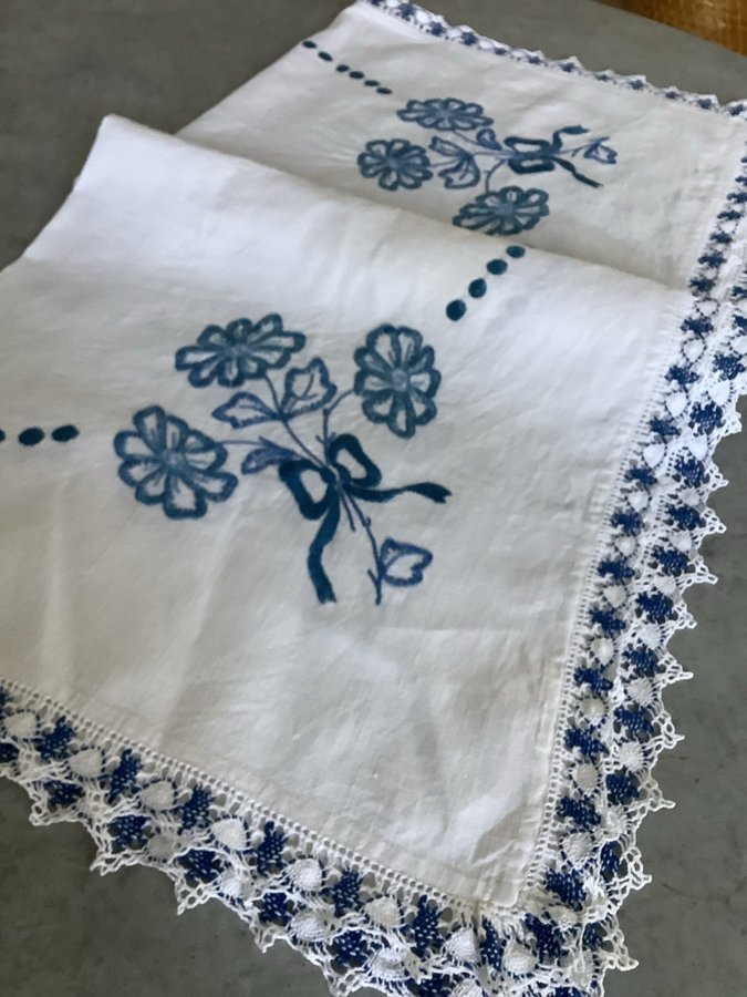 Vacker äldre vit linneduk med blå Handbroderier och knypplad spets **85x89 cm