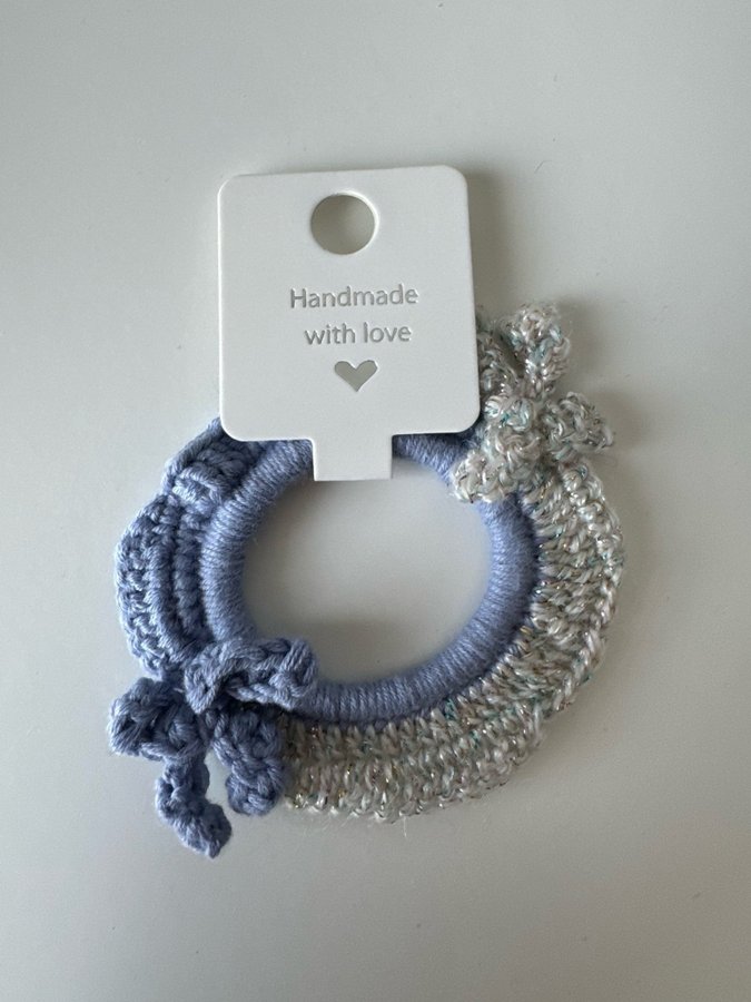 Handmade crochet scrunchie with bows, en julklapp