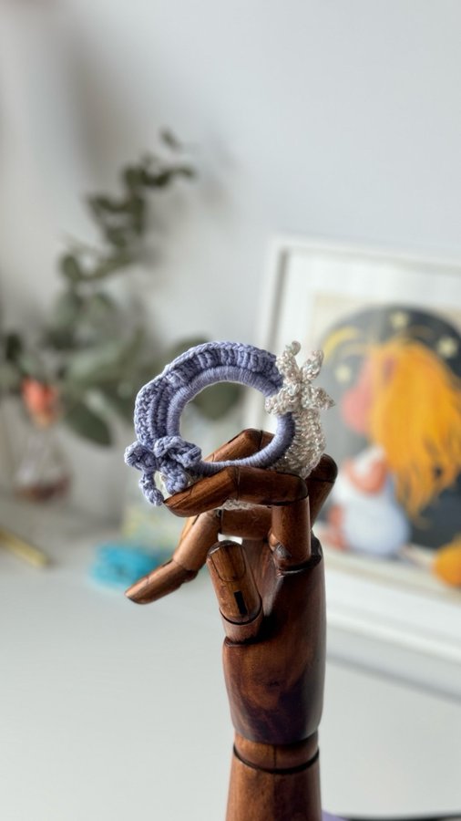 Handmade crochet scrunchie with bows, en julklapp