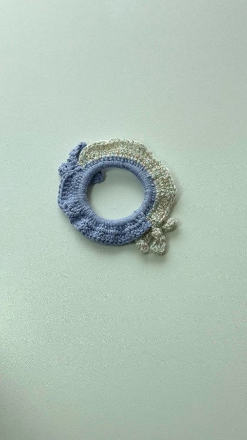 Handmade crochet scrunchie with bows, en julklapp