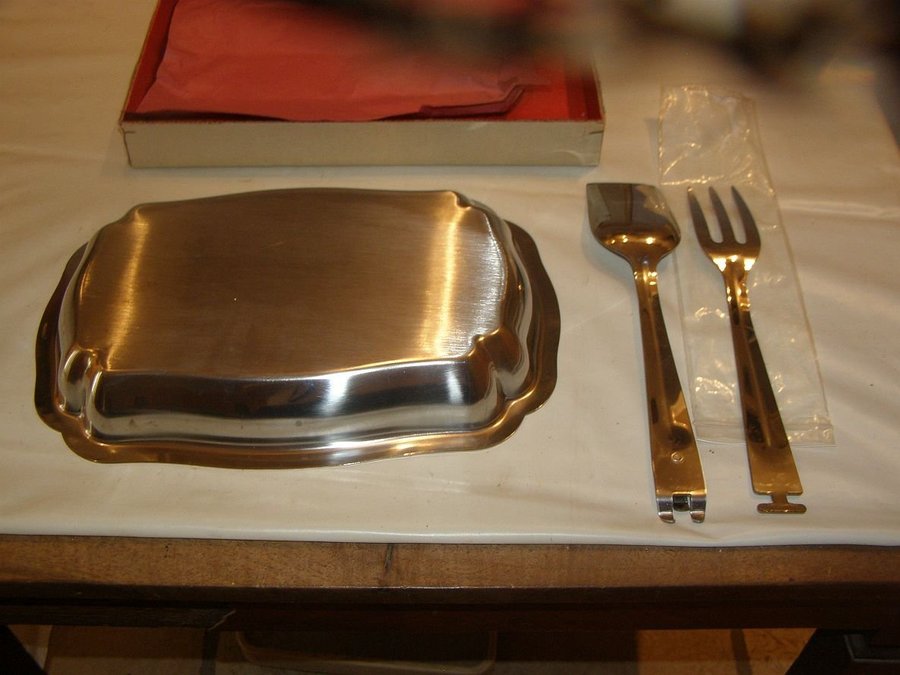 Serving dish with these 2 “Uginox” stainless steel cutlery