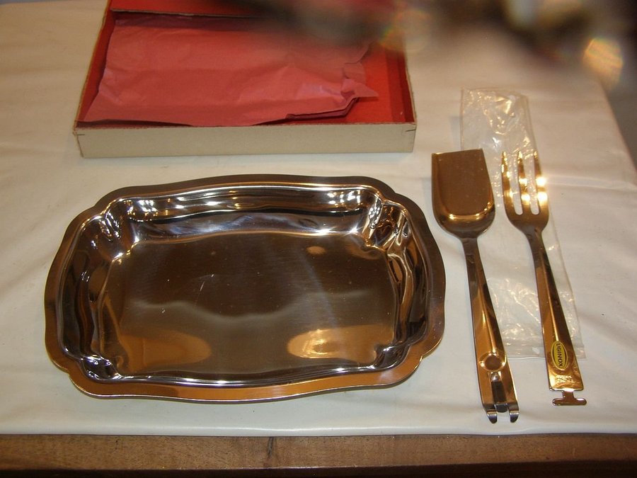 Serving dish with these 2 “Uginox” stainless steel cutlery