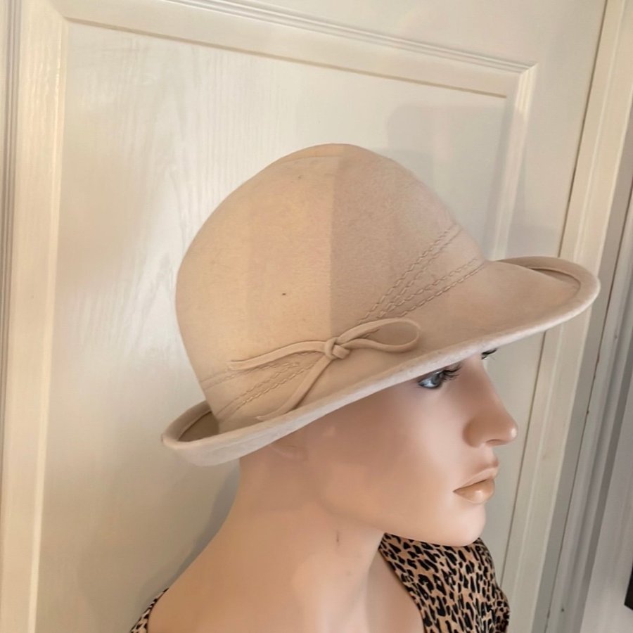 E. Mayser beige hatt