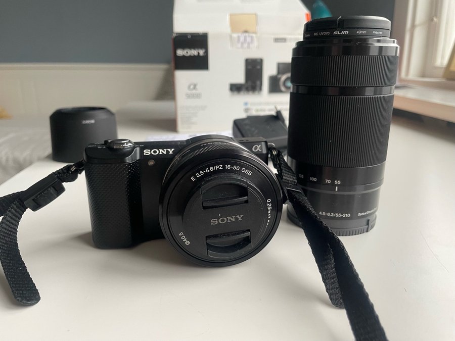 Sony Alpha 5000 med objektiv